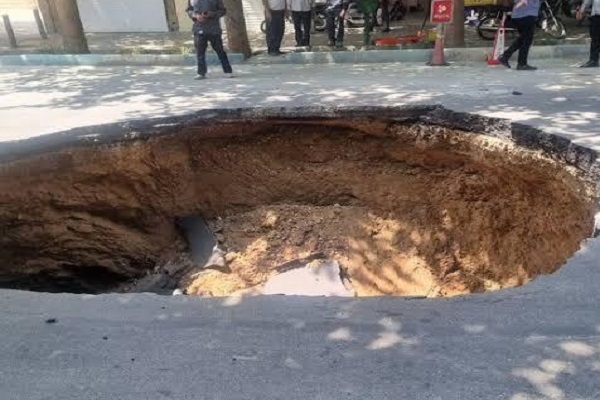 خیابان نشاط اصفهان فعلا مسدود است خیابان نشاط اصفهان فعلا مسدود است